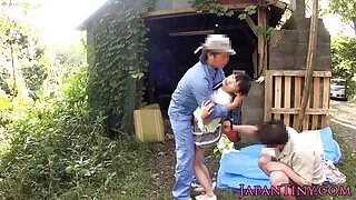 Cha của cô gái và con gái nhà bếp là một sex nguoi mau han quoc quan hệ tình dục