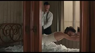 Kẻ quái các cô gái thông set han quac qua lỗ hổng trong bức tường