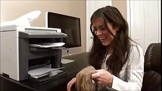Mẹ sau chặt chẽ làm tình xnxx hàn quốc với con gái của cô ta, và giúp thiếu kinh nghiệm tình dục lời khuyên